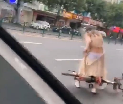 スカートが自転車に挟まった女さん、路上でパンツ丸出しにwwww 動画あり