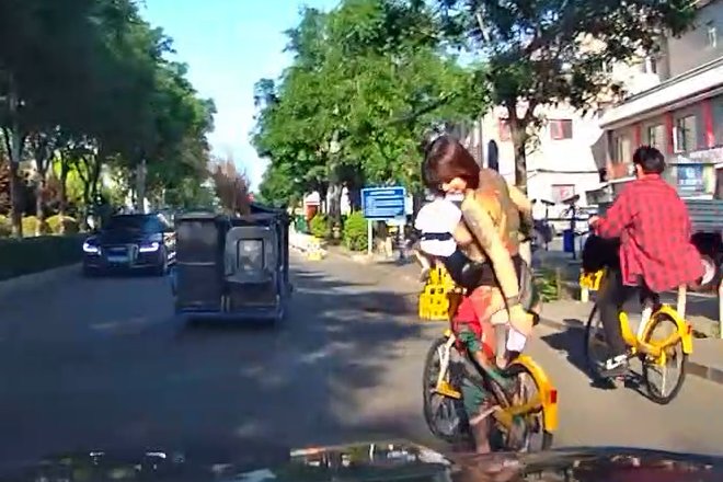 スカートが自転車に挟まった女さん、路上でおっぱい丸出しにwwww 動画あり