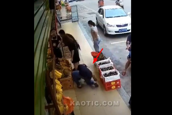 女性のスカートの中をめっちゃガン見してるおっさん、街中の防犯カメラに映る...