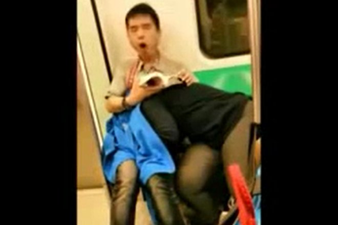 電車の中でチ〇ポしゃぶられてる彼氏の様子(あきらかにイッてね?)動画がけしからん過ぎて話題に